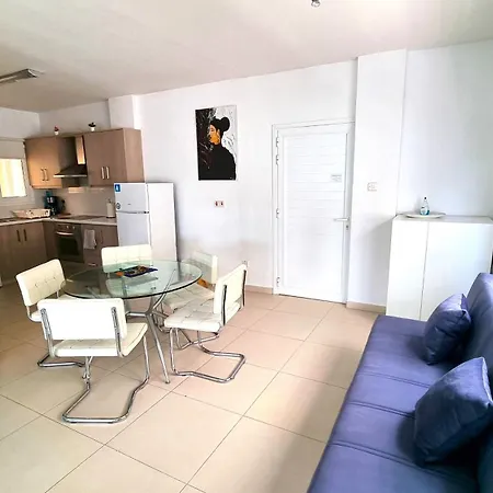 דירה Center: Your Urban Retreat- 100m To The לרנקה