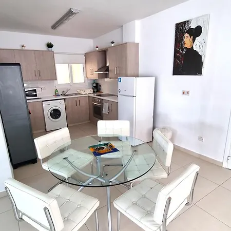 شقة Center: Your Urban Retreat- 100m To The لارنكا