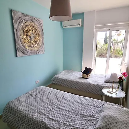 Center: Your Urban Retreat- 100m To The לרנקה