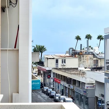 Center: Your Urban Retreat- 100m To The לרנקה